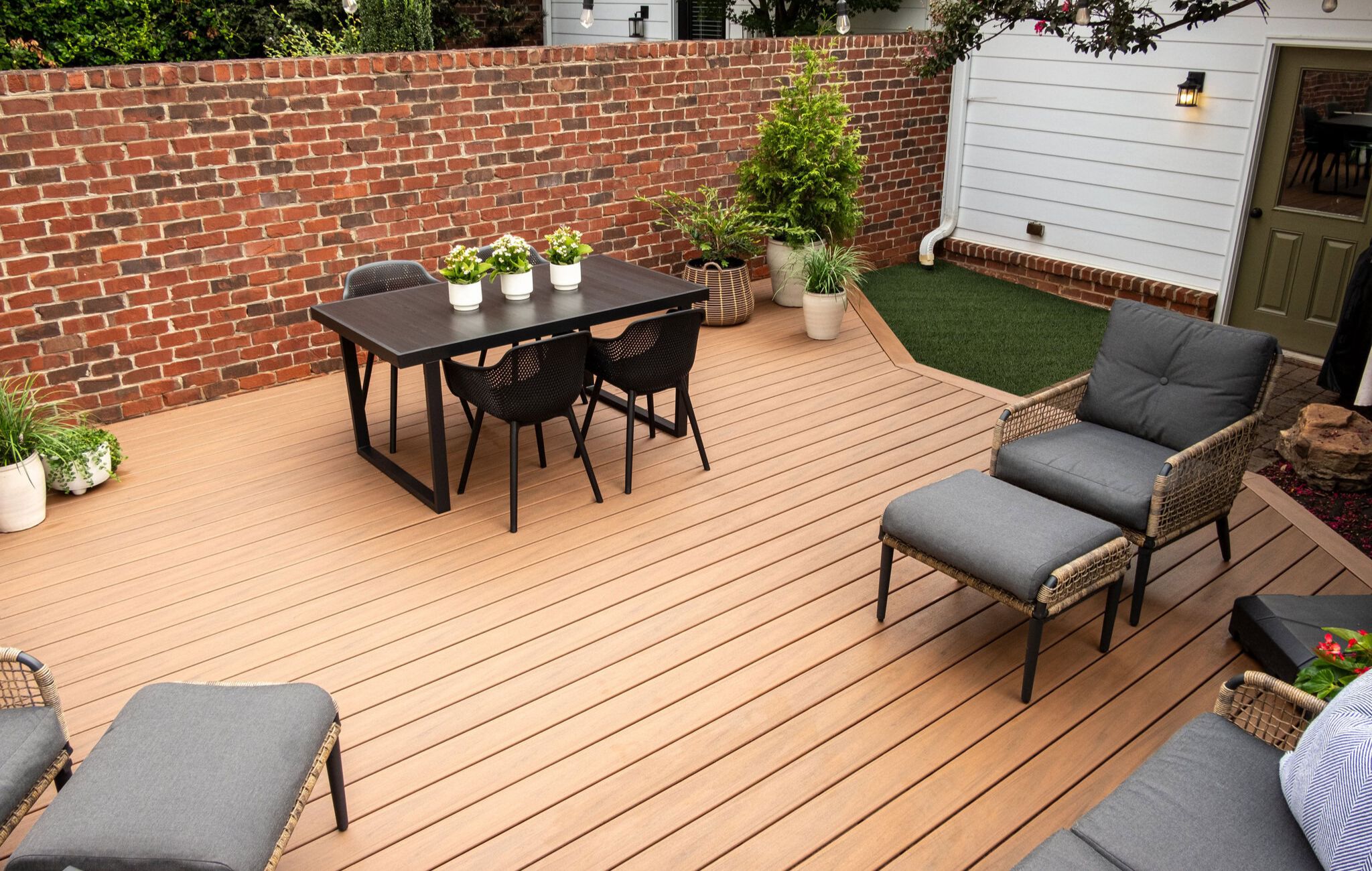 lin-uk-006-ja-decking-backyard-brick-furniture-plants-reup-1-1 (1)